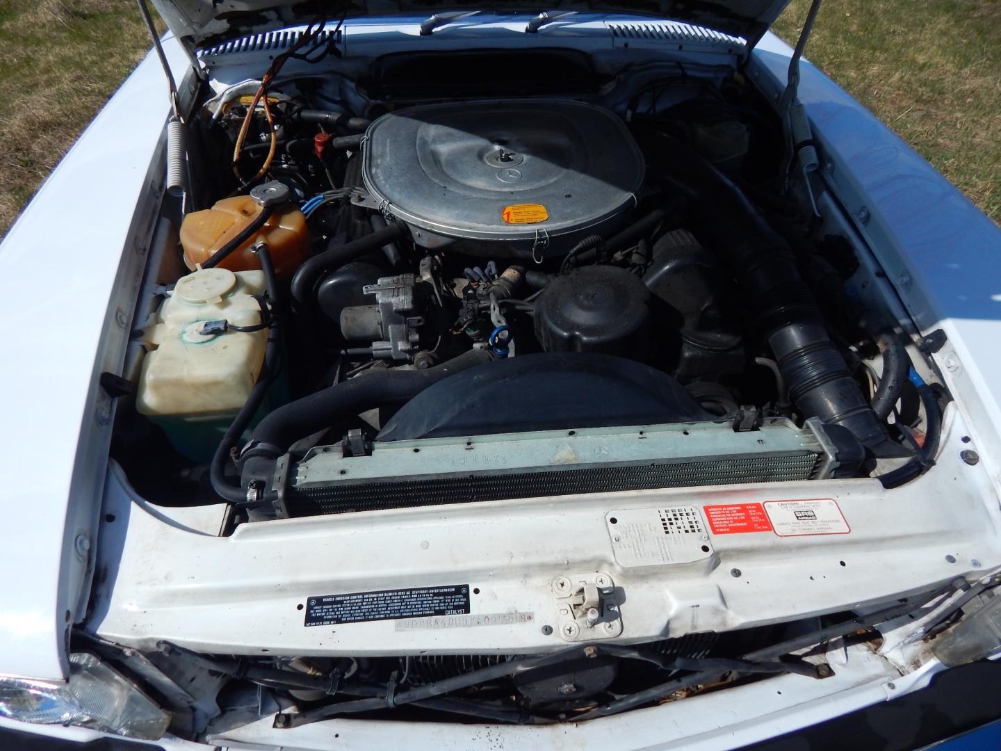 1989 White /Red Mercedes-Benz 560 (WDBBA48D9KA) with an 5.6 Liter V8 engine, Automatic transmission, located at 6528 Lower York Road, New Hope, PA, 18938, (215) 862-9555, 40.358707, -74.977882 - Here is a well cared for 1989 Mercedes-Benz 560 SL 2 top roadster, 5.6 Liter V8 engine, auto trans, leather interior, power windows, central locking system, cruise control, climate control, factory alloy wheels, fog lights, power antenna, wood trim, AM/FM/CD stereo. Comes with car cover. 6/24 Pa. I - Photo#21